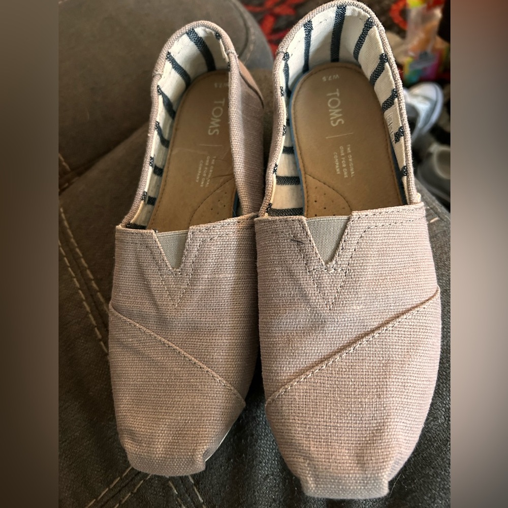 Tom’s women’s size 7.5. Very rare color of Pigeon Gray. New, never worn.